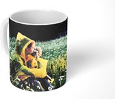 Mok - Vrouw met regenjas kijkt uit over veld - 350 ML - Beker