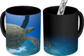 Magische Mok - Foto op Warmte Mokken - Koffiemok - Groene zwemmende schildpad fotoprint - Magic Mok - Beker - 350 ML - Theemok