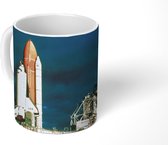 Mok - De voorbereiding van de lancering van de Space shuttle in de avond - 350 ML - Beker