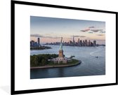 Fotolijst incl. Poster - Luchtfoto van het Amerikaanse Vrijheidsbeeld in New York tijdens zonsondergang - 120x80 cm - Posterlijst