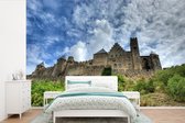 Behang - Fotobehang Carcassonne - Wolken - Kasteel - Breedte 420 cm x hoogte 280 cm