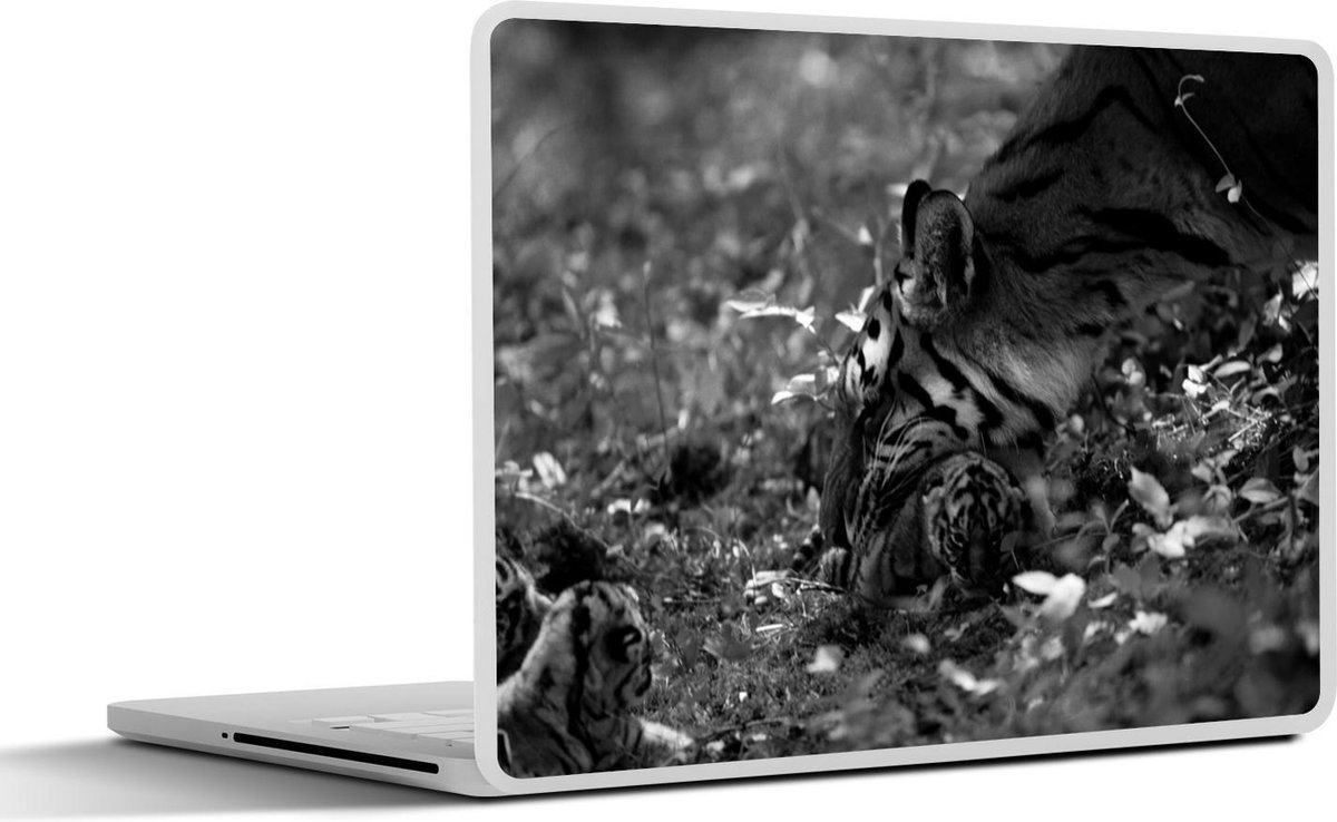 Afbeelding van product SleevesAndCases  Laptop sticker - 13.3 inch - Tijgerin met welp in het bos - zwart wit