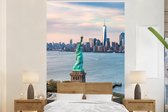 Behang - Fotobehang Het Vrijheidsbeeld op de voorgrond en uitzicht op het World Trade Center en de skyline van New York - Breedte 155 cm x hoogte 240 cm