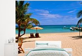 Behang - Fotobehang De palmbomen met strandstoel en paraplu op het strand van Baai-eilanden - Breedte 375 cm x hoogte 300 cm