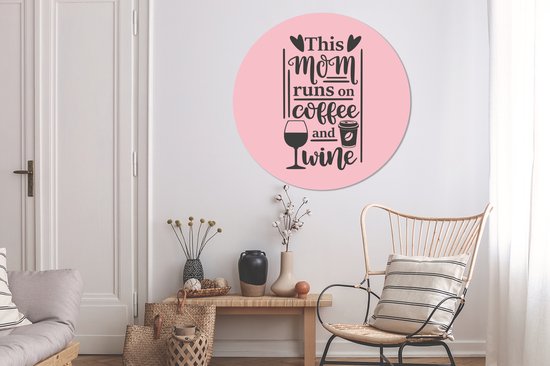 Citation de la fête des mères Cette maman court au café et au vin sur fond rose Assiette en plastique de cercle mural - ⌀ 150 cm - peinture ronde - impression photo sur cercle mural en plastique (forex) / cercle vivant / (décoration murale)