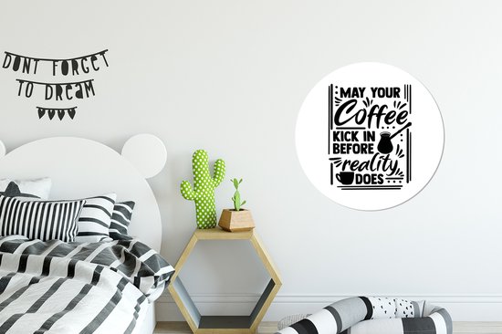 Citation Que votre café entre en jeu avant que la réalité ne le fasse sur un fond blanc Cercle mural aluminium - ⌀ 60 cm - peinture ronde - impression photo sur aluminium / dibond / cercle mural / cercle vivant / cercle jardin (décoration murale)