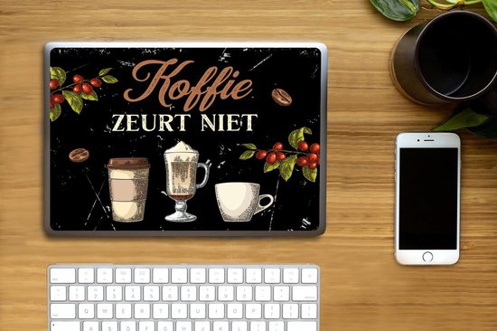 Autocollant pour ordinateur portable avec le texte 'Koffie ZURT NIET', grains de café, branches avec baies et trois tasses à café dans un style croquis sur fond noir.