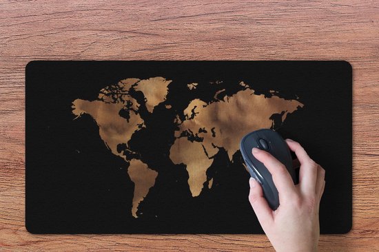 Zwarte muismat met bruine wereldkaartprint, met hand en muis.