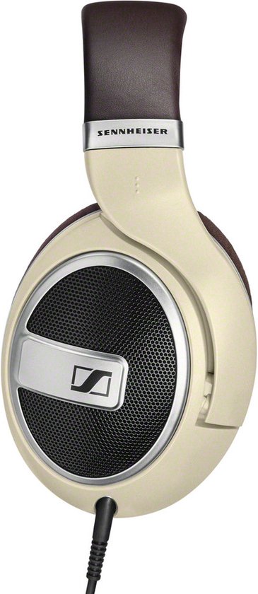 Crème Sennheiser koptelefoon met bruine hoofdband en oorkussens, schuin van voren.