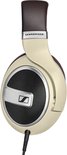 Crème Sennheiser koptelefoon met bruine hoofdband en oorkussens, schuin van voren.