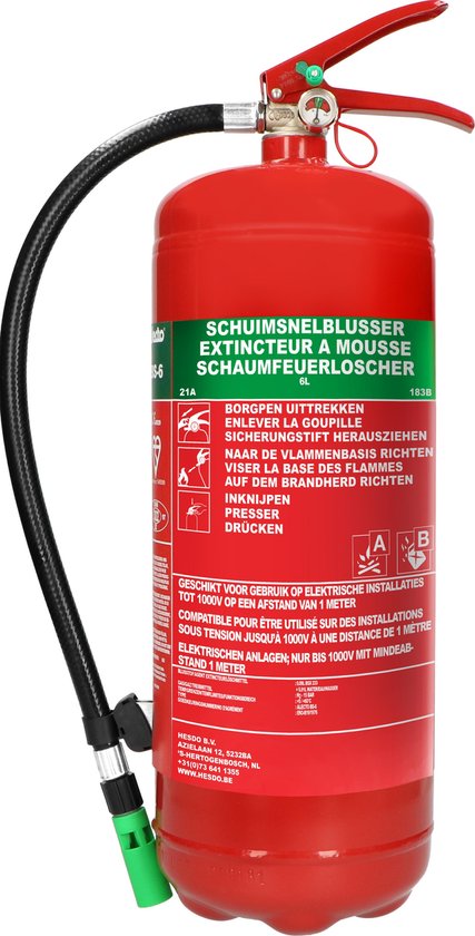 Rode schuimblusser met groene spuitmond en met label met instructies.