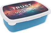 Broodtrommel Blauw - Lunchbox - Brooddoos - 'Trust the universe' - Quotes - Spreuken - Jongens - Meisjes - Kinderen - Kind - 18x12x6 cm - Kinderen - Jongen