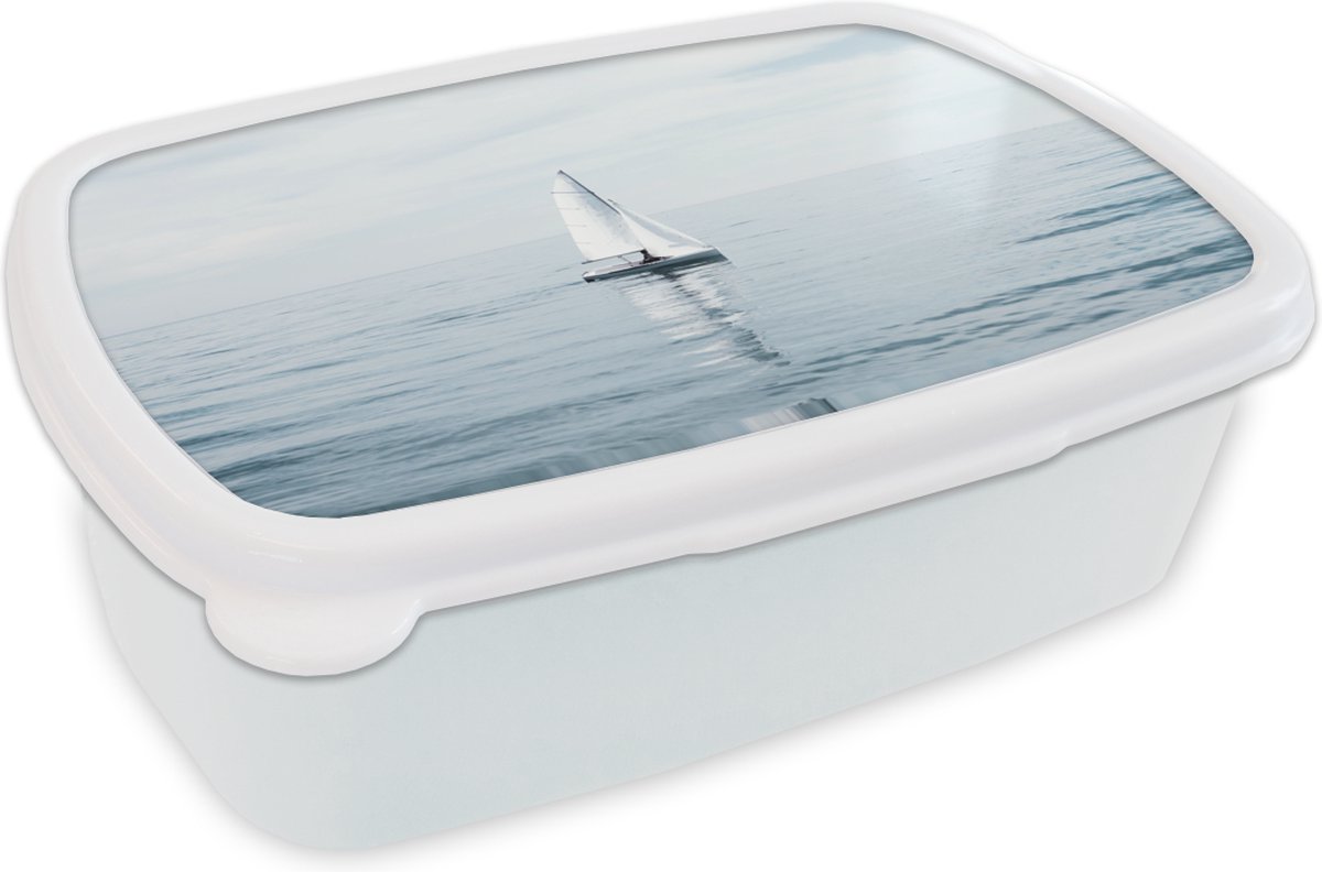 Broodtrommel Wit - Lunchbox - Brooddoos - Zee - Zeilboot - Blauw - 18x12x6 cm - Volwassenen