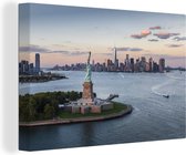 Canvas Schilderij Luchtfoto van het Amerikaanse Vrijheidsbeeld in New York tijdens zonsondergang - 120x80 cm - Wanddecoratie
