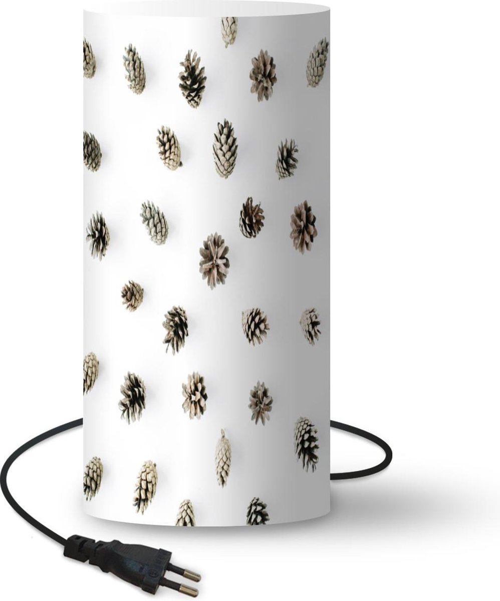 Lamp - Nachtlampje - Tafellamp slaapkamer - Winter - Dennenappel - Wit - 33 cm hoog - Ø15.9 cm - Inclusief LED lamp