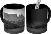 Magische Mok - Foto op Warmte Mok - De ochtendzon verlicht de Alpe di Siusi voor een deel - zwart wit - 350 ML