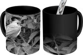 Magische Mok - Foto op Warmte Mok - Tweekleurige mees in een kersenboom - zwart wit - 350 ML