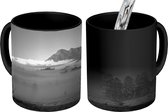 Magische Mok - Foto op Warmte Mok - De wolken boven de Bunya pine bomen bij de berg Barney - zwart wit - 350 ML