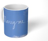 Mok - De woorden Marry me geschreven in een blauwe hemel - 350 ML - Beker