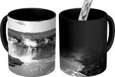 Magische Mok - Foto op Warmte Mok - Waterval in Brazilië - zwart wit - 350 ML