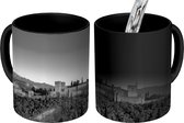 Magische Mok - Foto op Warmte Mok - Het fort Alcazaba in Spanje op de hoge rotsen - zwart wit - 350 ML