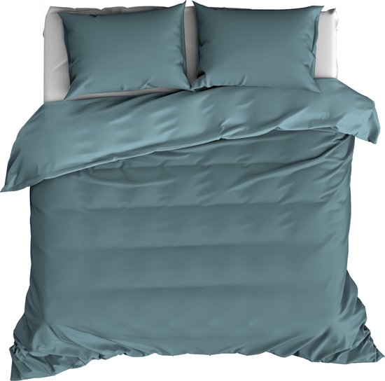 Vue de dessus d'un lit fait avec une housse de couette bleu sarcelle et des oreillers.