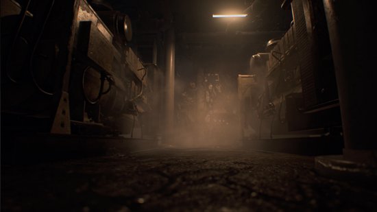 Fabrieksruimte met machines en stof, belicht door tl-licht.