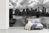 Behang - Fotobehang New York - Brooklyn - Bridge - Zwart - Wit - Breedte 525 cm x hoogte 350 cm