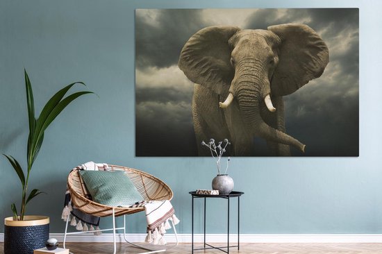 Peintures sur toile - Éléphant d'Afrique contre les nuages sombres - 150x100 cm - Décoration murale