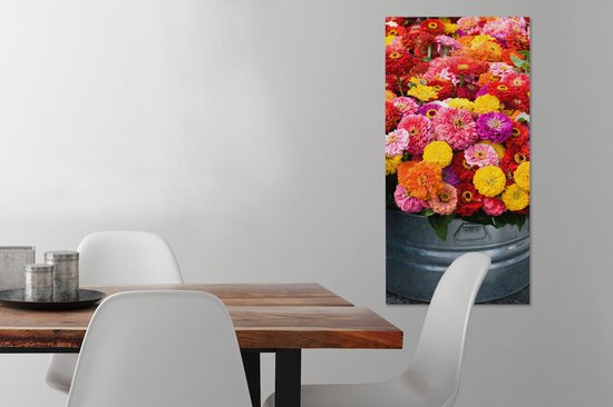 Tableau sur toile Fleurs de zinnia fraîchement coupées dans un récipient en métal - 40x80 cm - Décoration murale