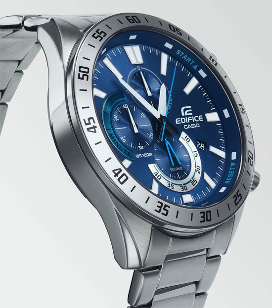 Zilverkleurig Casio Edifice herenhorloge met blauwe wijzerplaat en metalen band, gedetailleerd gefotografeerd.