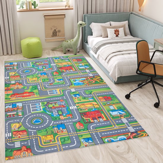 Tapis de jeu avec imprimé de plan de ville, incluant routes, maisons, parc aquatique et château, dans une chambre d'enfant.
