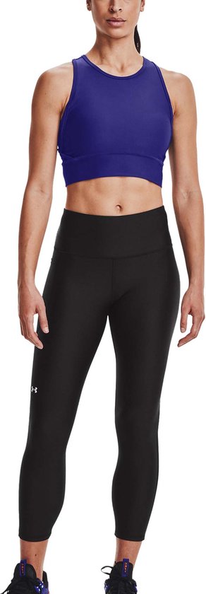 Dames zwarte legging tot op de enkel met een blauwe sport-bh. De legging heeft een hoge taille en een Under Armour logo op het been.
