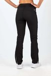 Zijaanzicht van een zwarte stretch trainingsbroek voor dames met witte ritsdetails en enkelritsen.