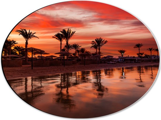 Dibond Ovaal - Strand - Zee - Zonsondergang - Parasols - Palmbomen - 40x30 cm Foto op Ovaal (Met Ophangsysteem)