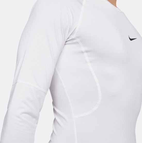 Detailopname van witte lange mouwen sportshirt met stiksels en Nike-swoosh.