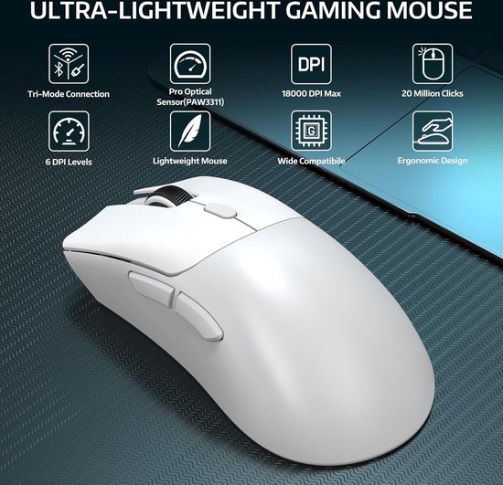 Witte, ergonomische ATTACK SHARK R1 gaming muis met 2 knoppen aan de zijkant. Beschikt over tri-mode connectie en pro optische sensor.