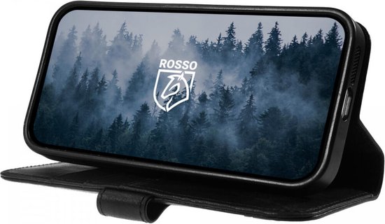 Zwarte lederen book case met telefoon en bos landschap