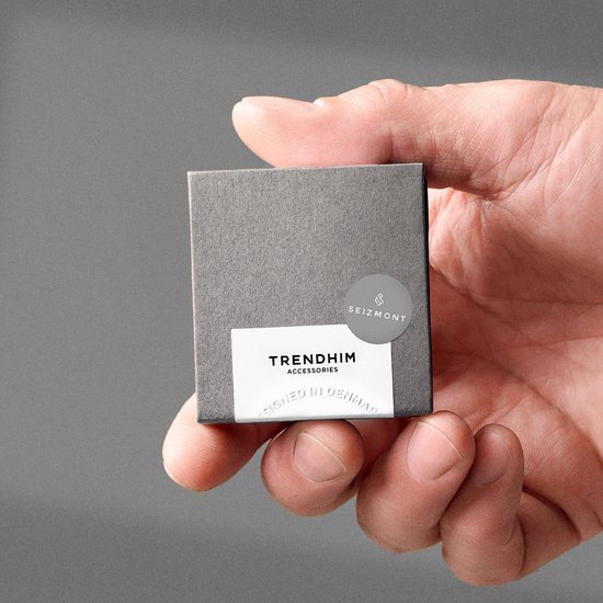 Boîte cadeau grise SEIZMONT avec 'TRENDHIM ACCESSORIES' et 'DESIGNED IN DENMARK'.