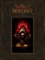 Couverture du livre World of Warcraft : Chronicle Volume 1, représentant un personnage à capuche avec une gemme rouge.