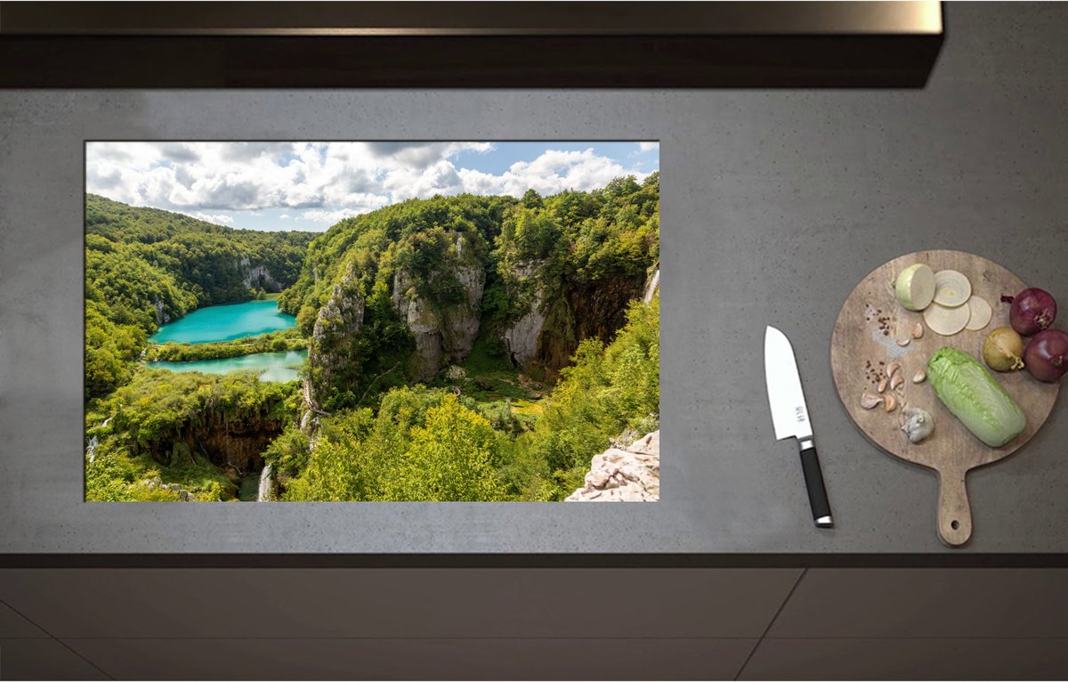 Inductieplaat Beschermer - Blauwe Wateren bij Planten in het Nationale Park Plitvicemeren, Kroatië - 80x51 cm - 2 mm Dik - Inductie Beschermer - Bescherming Inductiekookplaat - Kookplaat Beschermer van Wit Vinyl