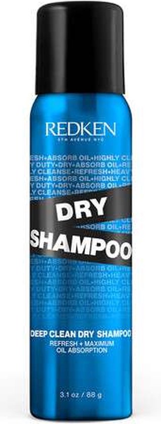 Kleine blauwe spuitbus Redken Dry Shampoo met zwarte dop, op witte achtergrond.