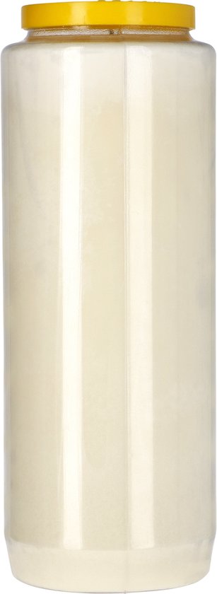 Witte kaars in een transparante pot met gele deksel op een witte achtergrond.
