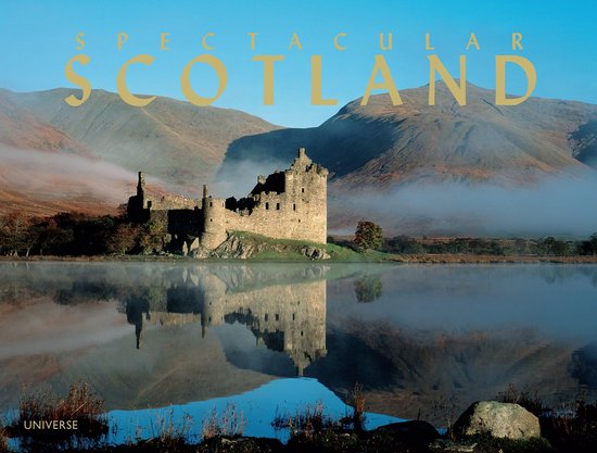 Spectaculaire Schotse kasteelruïne aan een meer, weerspiegeld in het water. Bergen en mist op de achtergrond. Tekst: SPECTACULAR SCOTLAND.