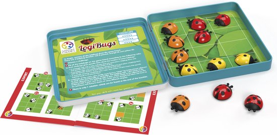 Boîte de jeu LogiBugs ouverte avec plateau et pièces, à côté du livret de défis.