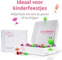 Feestdozen met springende monsters. Isa's Friends Party Box met roze, groene en oranje monsters.