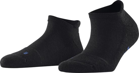 Zwarte Falke sneakersokken met blauw logo, anatomische pasvorm.