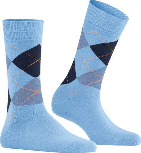Lichtblauwe Burlington sokken met een ruitpatroon in donkerblauw, grijs en oranje stippen.