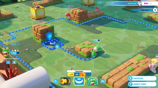 Gameplay van Mario + Rabbids Kingdom Battle met Mario, Rabbid Luigi en Peach in een gevecht op een groene, vierkante arena met houten blokken.