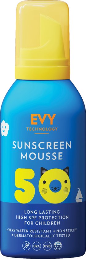 Blauwe spuitbus EVY SUNSCREEN MOUSSE 50 met gele dop, met een kattengezicht en bootje, op witte achtergrond.
